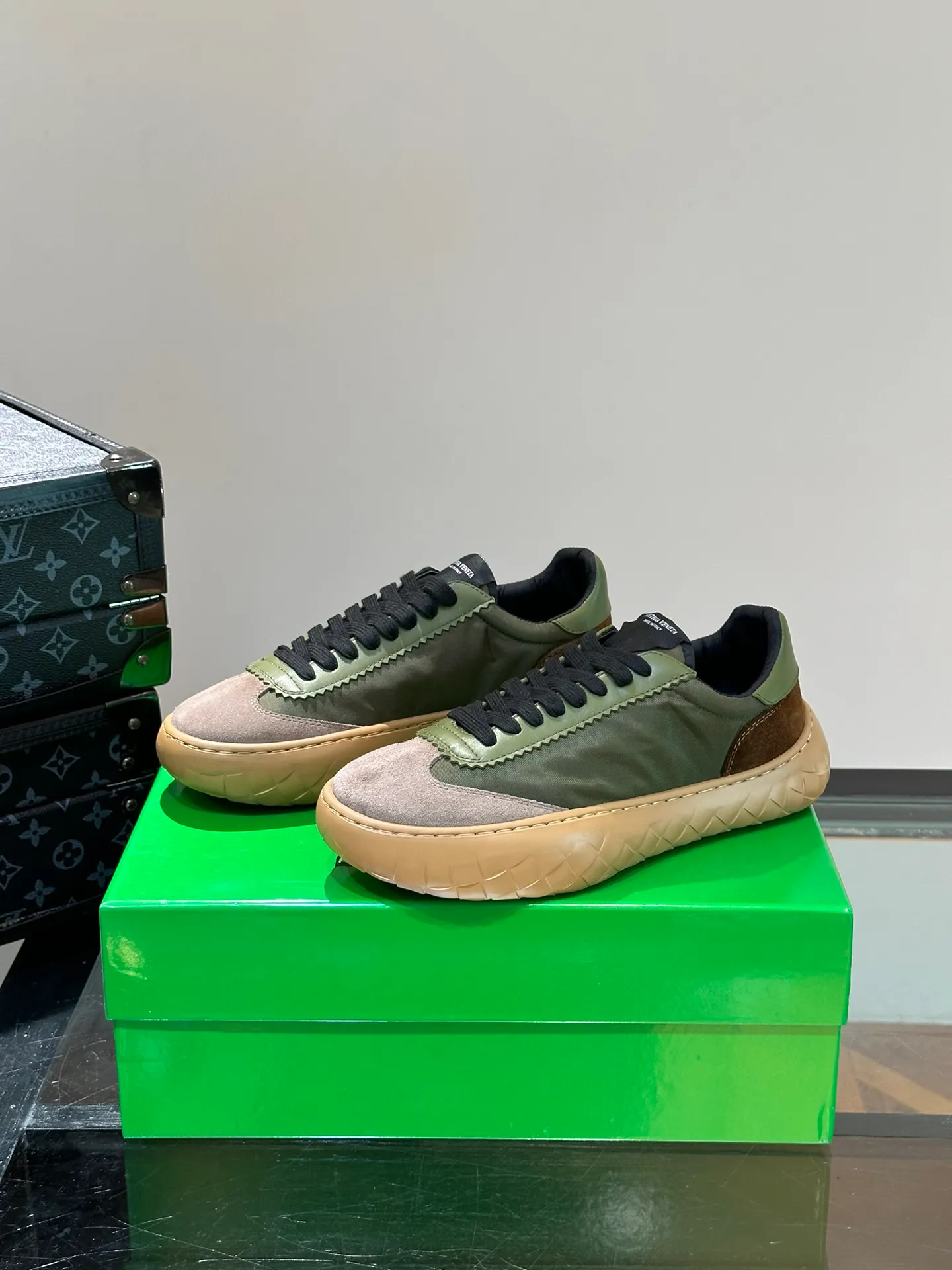 Men's shoes 💰p420 "BV" Bottega Veneta 🆕 New men's moral training sneakers, made of Sneaker technology nylon and suede, inspired by retro basketball shoes, a new interpretation of classic sneakers, light, comfortable and breathable summer essentials, the soles are made of classic woven texture, super recognizable, nylon suede splicing, full of texture! Size: 38-44 (45 customized)